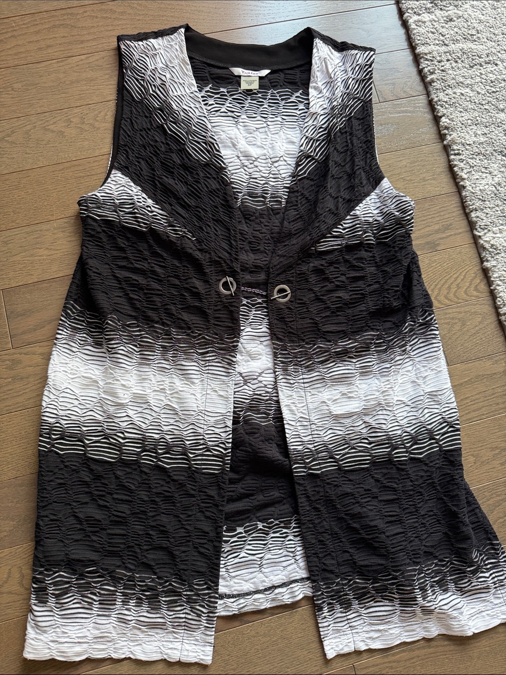 Women's Black & White Textured Sleeveless Vest